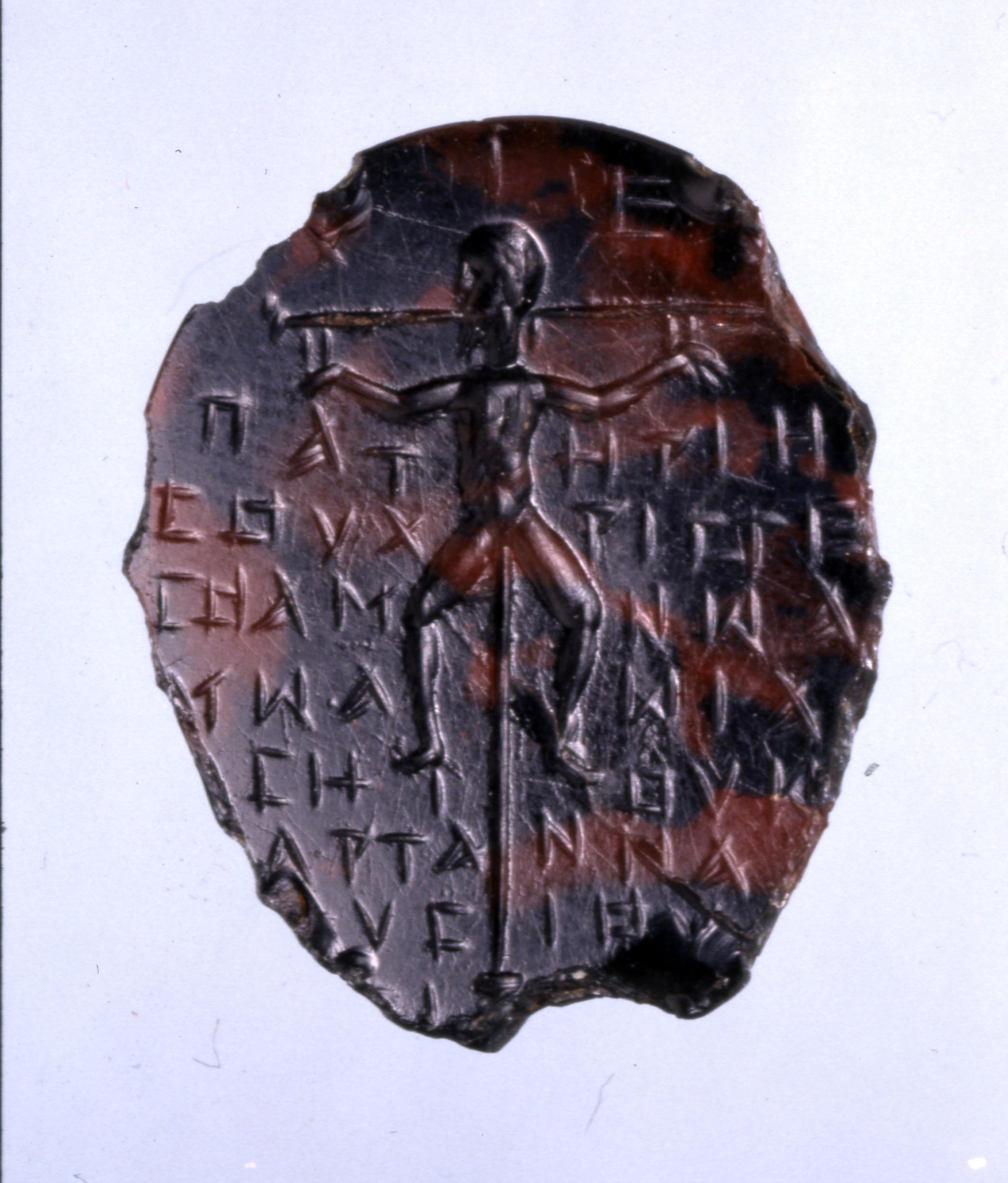 Gema gnóstica de la colección Pereire Gema gnóstica oscura de la colección Pereire con una figura crucificada rodeada de inscripciones.