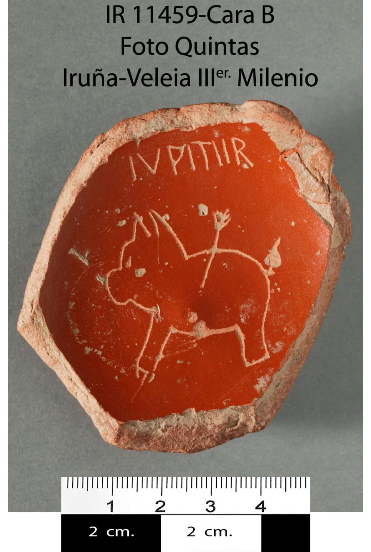 Pieza IR 11459, cara B: jabalí y Júpiter Cara B de la pieza IR 11459 de Iruña-Veleia con un jabalí asaeteado y la inscripción IVPITIIR.