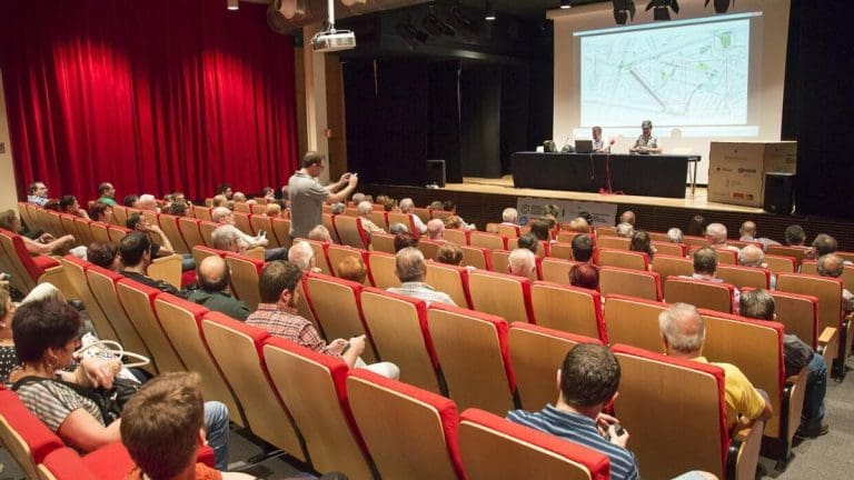 Salón de actos del Centro Cívico Aldabe durante una conferencia.