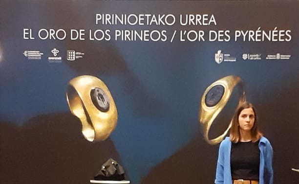 Oihane Mendizabal erantzuten kazetarien galderak Pirinaeus proiektuaren aurkezpenean.