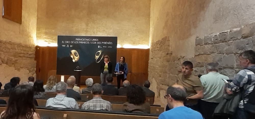 Pirinaeus proiektuaren aurkezpenean parte hartu duten ordezkariak, urrezko eraztunen irudiaren aurrean.