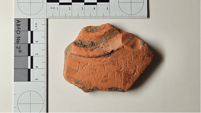 Fragmento cerámico con grafito “NERON XVIII”, tomado del periódico Noticias de Álava el 25 de marzo de 2025.