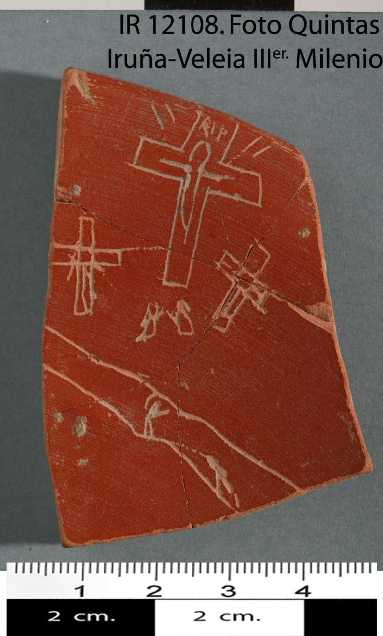 Fragmento cerámico IR 12108 de Iruña-Veleia con un calvario grabado y tres figuras crucificadas.