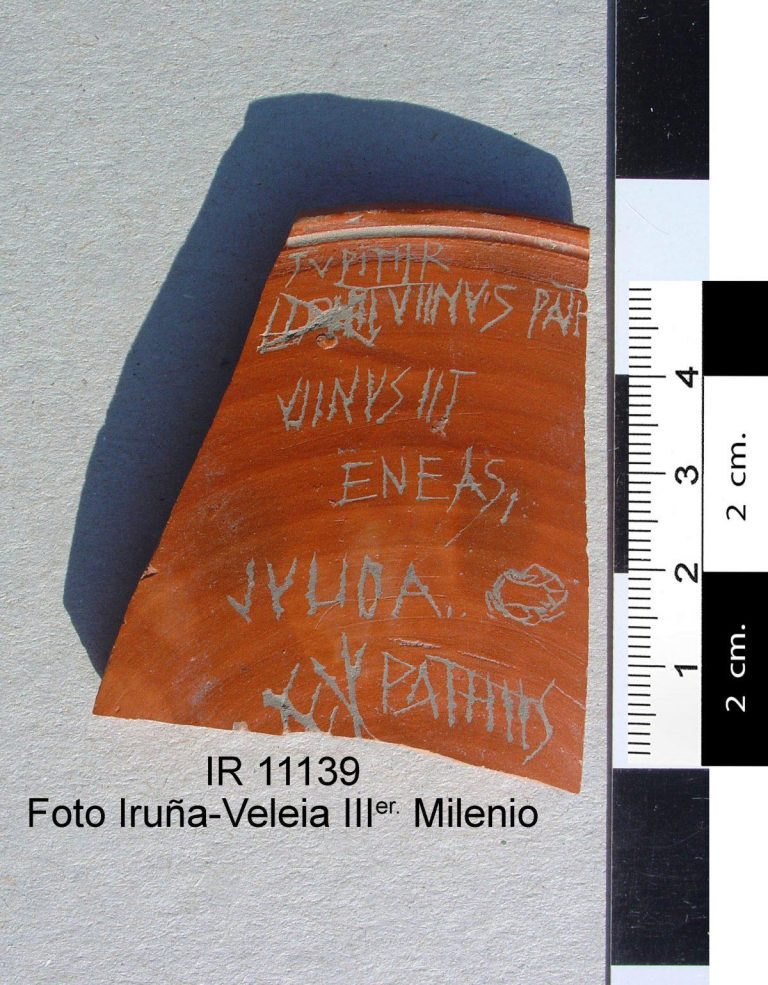 Fragmento cerámico IR 11139 de Iruña-Veleia con inscripciones y grafías semejantes a la letra J.